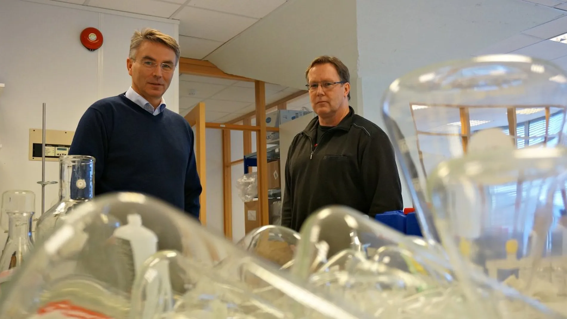 Hentar pengar og varslar ny emisjon