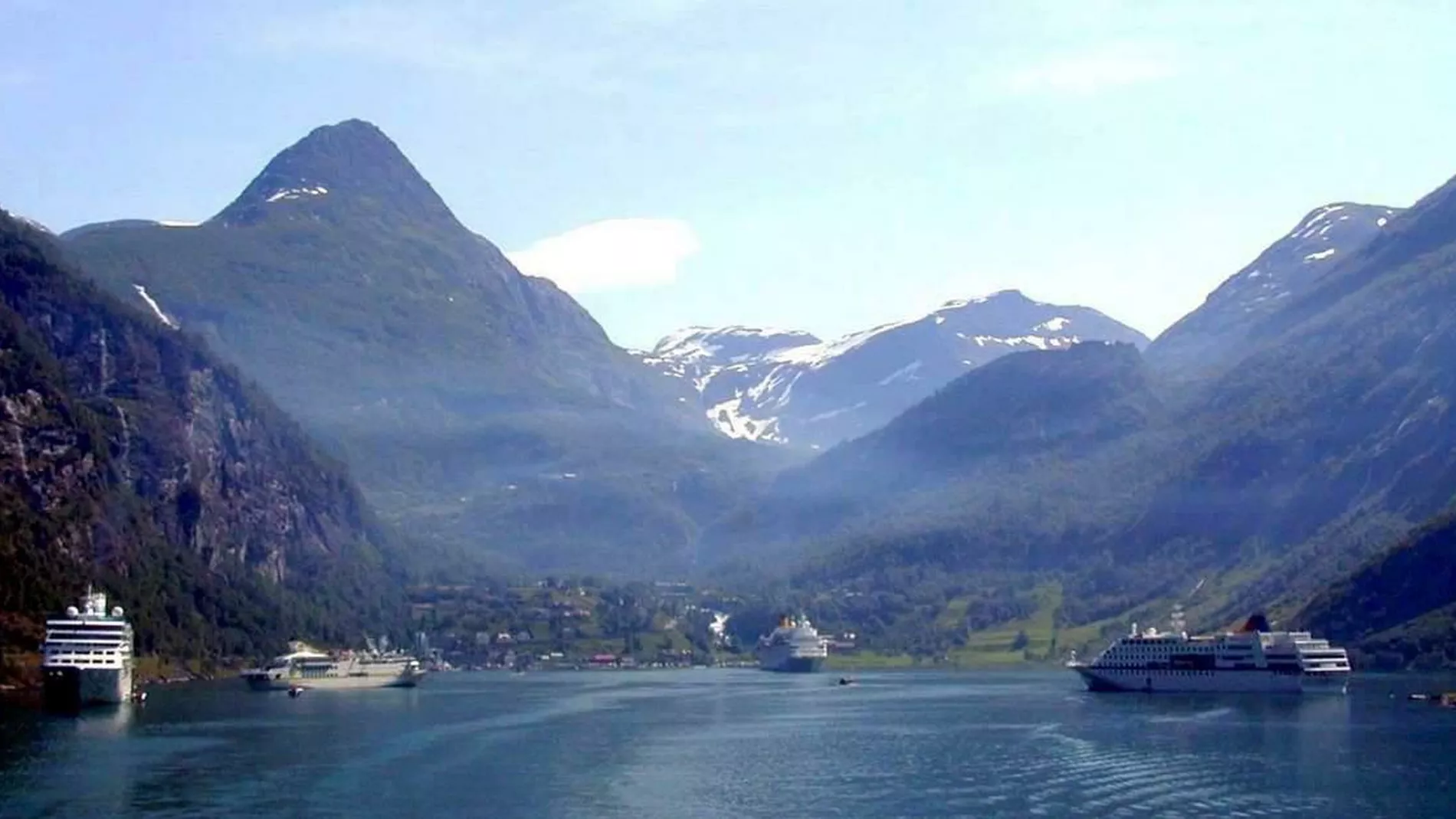 Hurtigruten varslar stopp av kloakkutslepp i turistfjordar