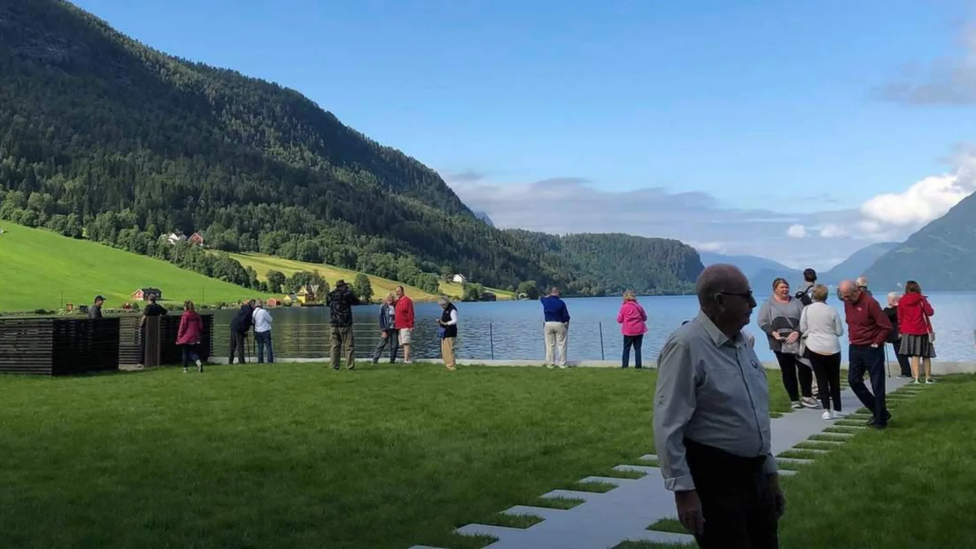 Her faar cruiseturistane kaffi vafler og kaker