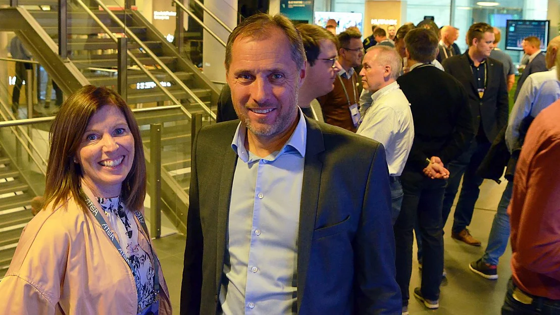 Ei kvinne og 14 menn paa scena