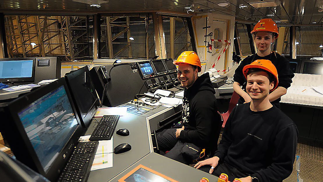 Jobbar for aa teste og klargjere nytt cruiseskip paa Ulstein