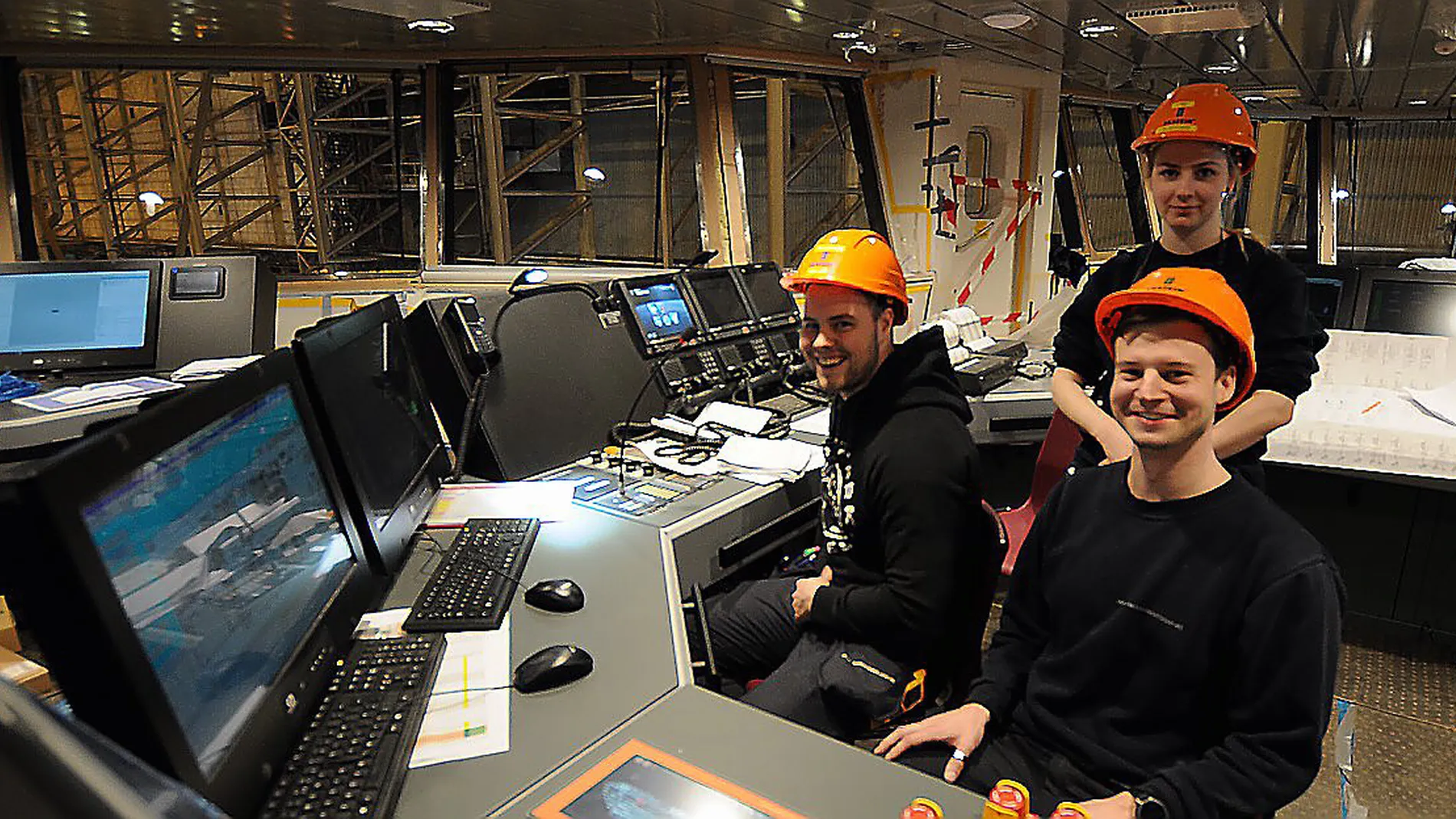 Jobbar for aa teste og klargjere nytt cruiseskip paa Ulstein