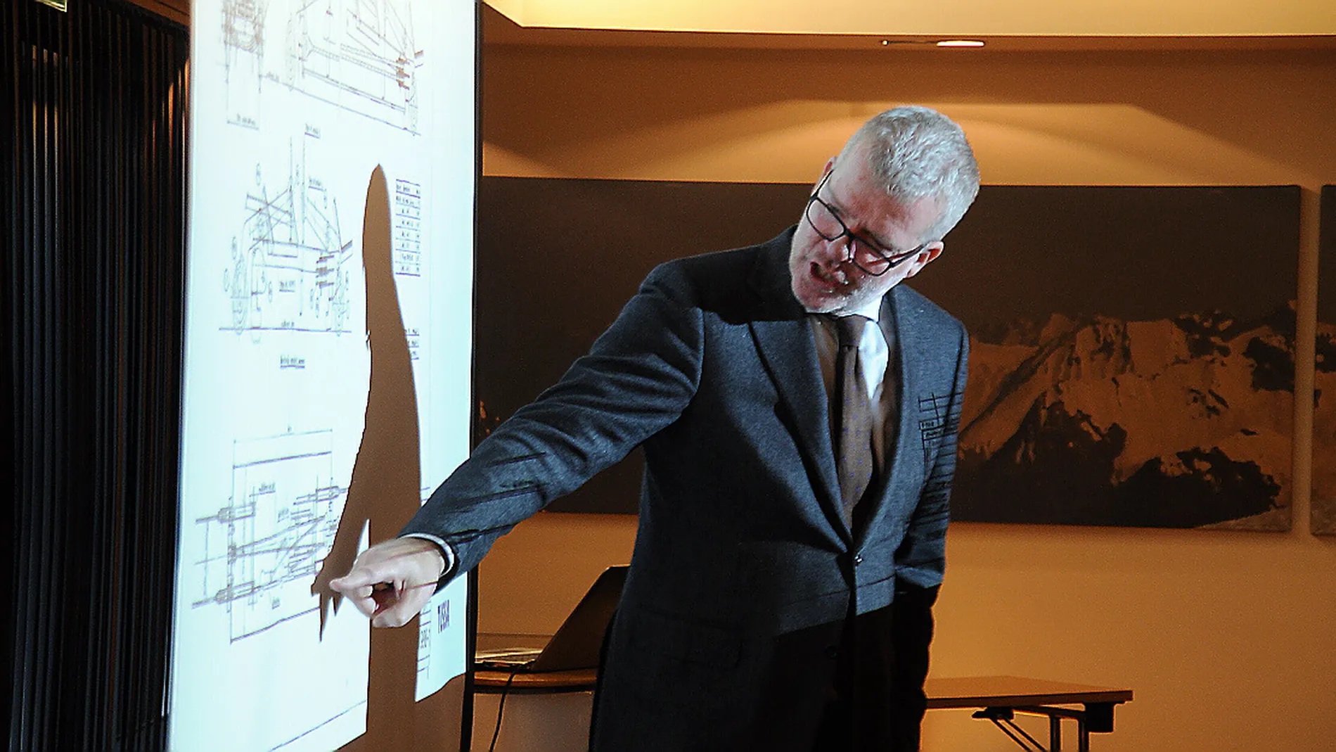 Hustad med bok om kraftarbeidarane