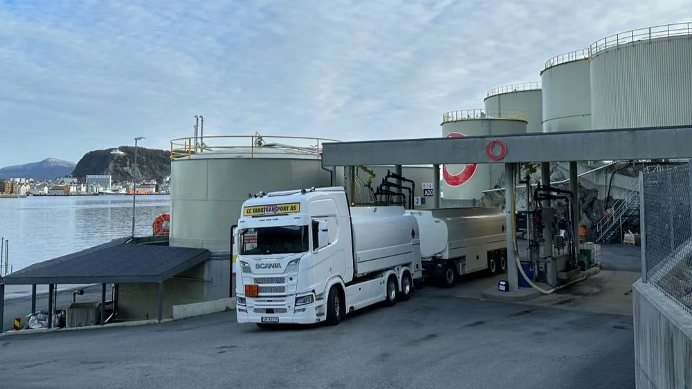 Bunker Oil tank drivstoff tankbil Hessa foto Marius